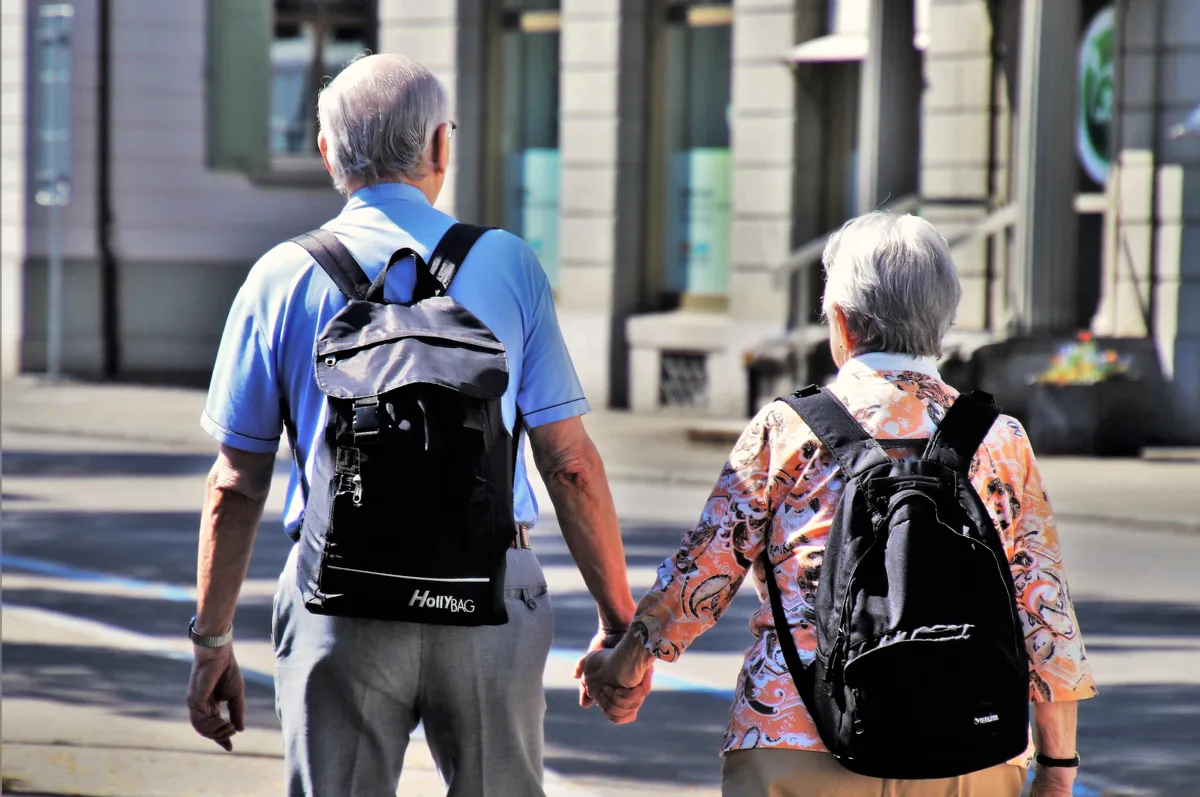 Alt werden in ihrer Gemeinde. Das wollen die Seniorinnen der IG Alterswohnungen Fällanden. (Symbol) Ein altes Paar läuft Hand in Hand eine Strasse entlang.